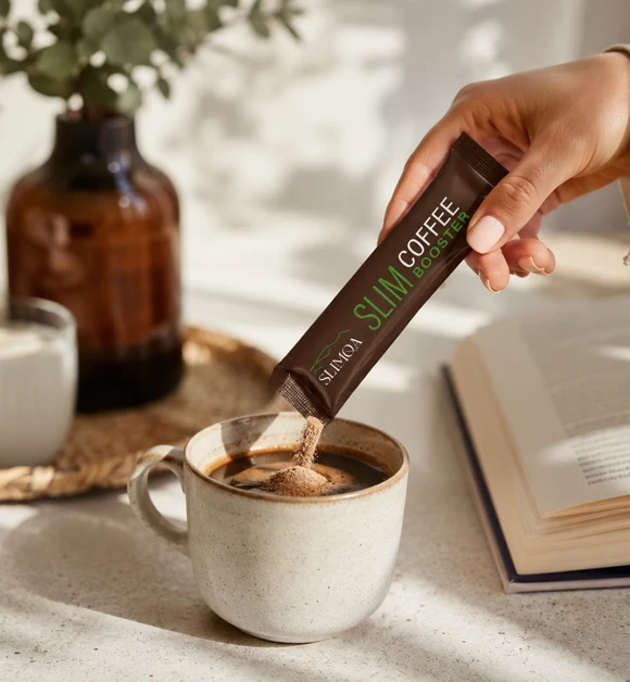 Slimqa Coffee Booster versé dans une tasse de café